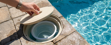 Pastillas de cloro para piscinas: funciones, modo de uso y diferencias con la lejía