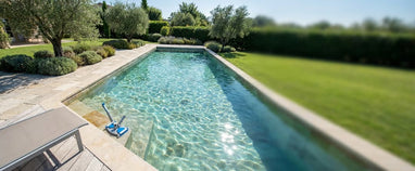 Cómo limpiar el fondo de la piscina