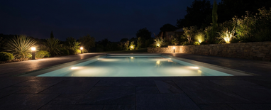 ¿Cómo iluminar tu piscina por la noche?